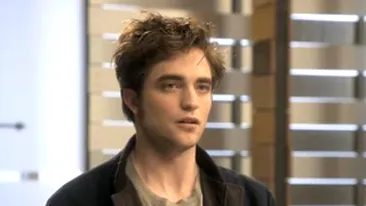 VIDEO Robert Pattinson nu are voie sa se spele pe cap!