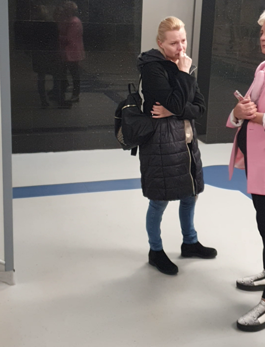 La ușa salonului, sperând într-o minune
