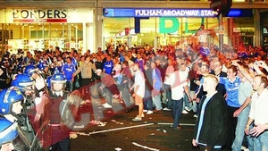 Politistii londonezi, atacati de fanii furiosi ai lui Chelsea