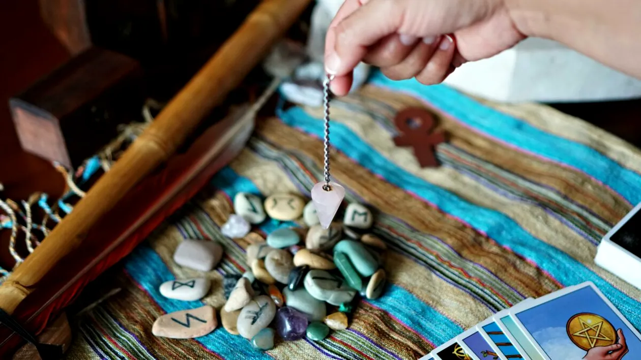 Horoscop rune 7 ianuarie 2026. Runa Algiz ne îndeamnă să nu luăm decizii pripite