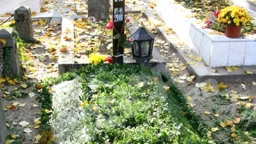 Locul de veci al marelui poet, calcat de fanii echipei din Banie.  Hai Craiova! pe crucea poetului Adrian Paunescu