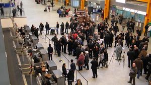 Condițiile teribile în care sunt ținuți românii în aeroportul din Cluj! „Lipsă de respect, de igiena, de orice”