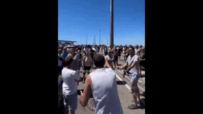 „Rușine!”. Haos și revoltă la benzinăriile din Rusia: șoferii strigă, cozile se întind pe kilometri, iar în unele stații au izbucnit altercații
