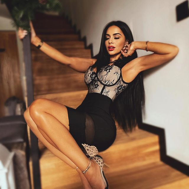 Ilona atrage imediat atenția cu formele ei/ Sursă foto: Instagram.com