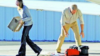Harrison Ford si Calista Flockhart nu au pretentii de VIP. Hamali de ocazie