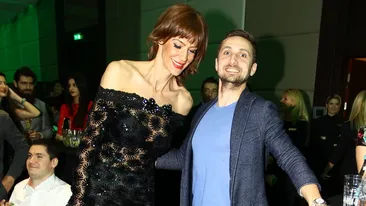 Otil nu se mai ridica la nivelul femeilor. Vezi cum il pune Roxana Ciuhulescu in dificultate. Razi in hohote la imaginile astea