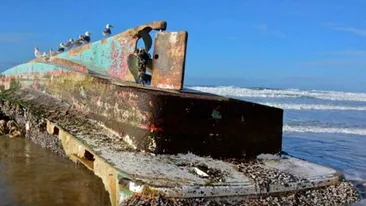 Un vas-fantomă a apărut din senin pe o plajă foarte cunoscută