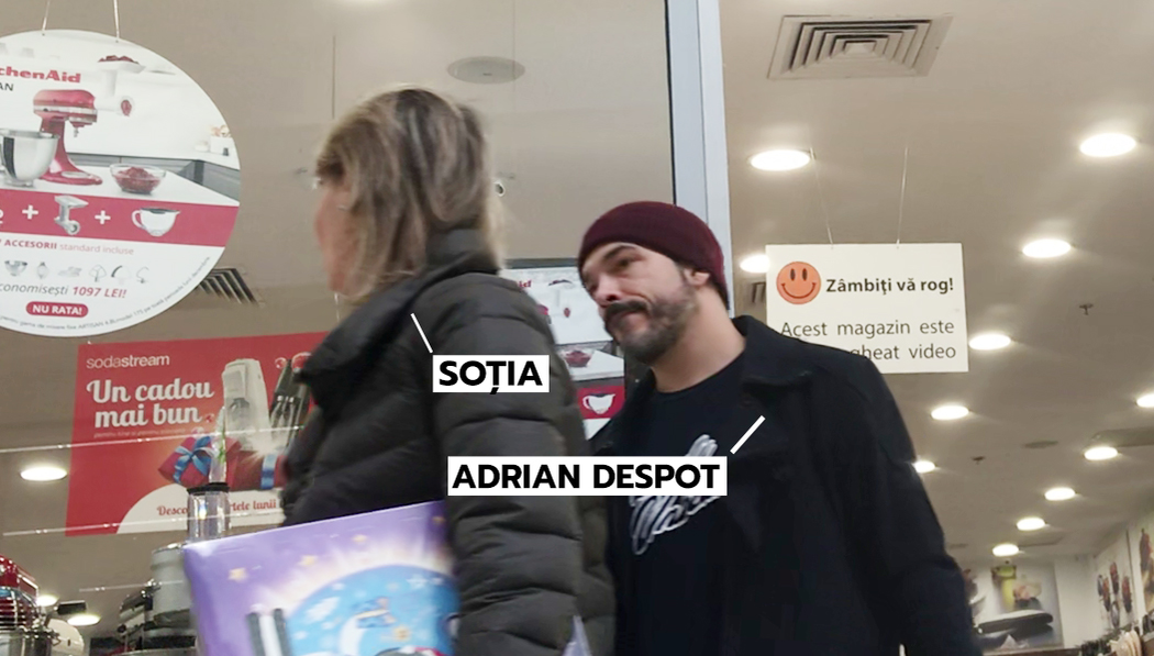 Adi Despot, ascultând, atent, cuvintele Lisei