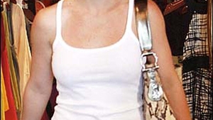 Britney, cu parul ciufulit si cu pretul pe haine