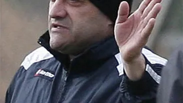 Cel mai sexy offside! Balint, prins in timp ce se holba la posteriorul unei vedete. Culmea, e vorba de ex-iubita unui fotbalist