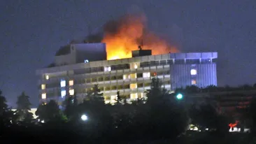 Atac armat la Hotelul Intercontinental din Kabul ! A izbucnit un incendiu şi sunt răniţi!