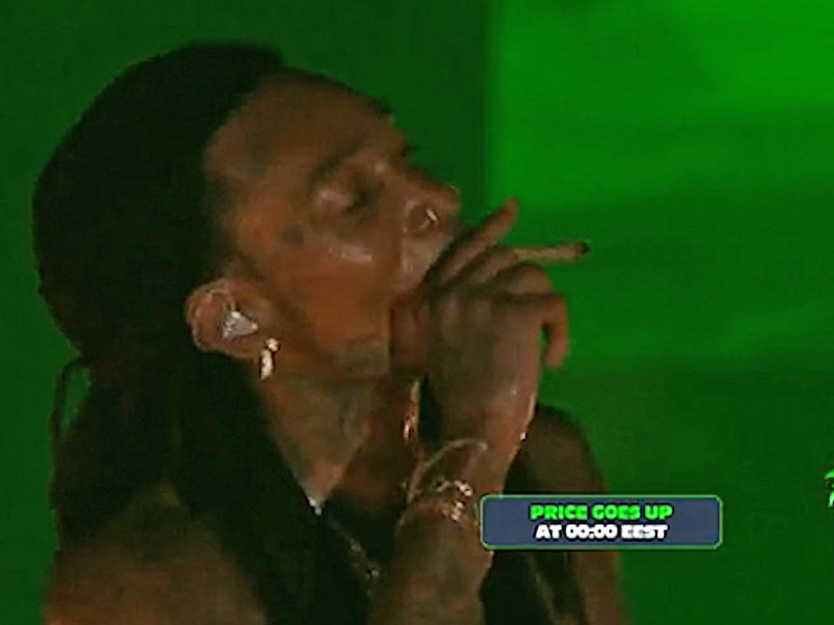 Wiz Khalifa a fost reținut de polițiști, după ce a fumat un joint pe scenă la ”BEach, Please!”