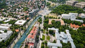 Părerea unui turist care a vizitat 100 de orașe despre București: „Are un centru mic și sărăcuț, cu câteva alei pietonale...”