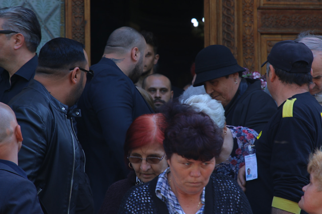Scandal la înmormântarea Ionelei Prodan! Oamenii au început să se calce în picioare pentru a primi un cd