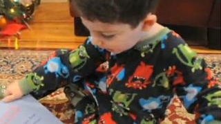 VIDEO Un copil işi pierde cumpatul cand vede ce i-a adus Moşu'!