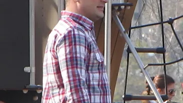 Fostul soţ al Roxanei Ionescu abia îşi bagă în seamă noua iubită! Au iesit la plimbare in parc, dar el a ignorat-o complet!