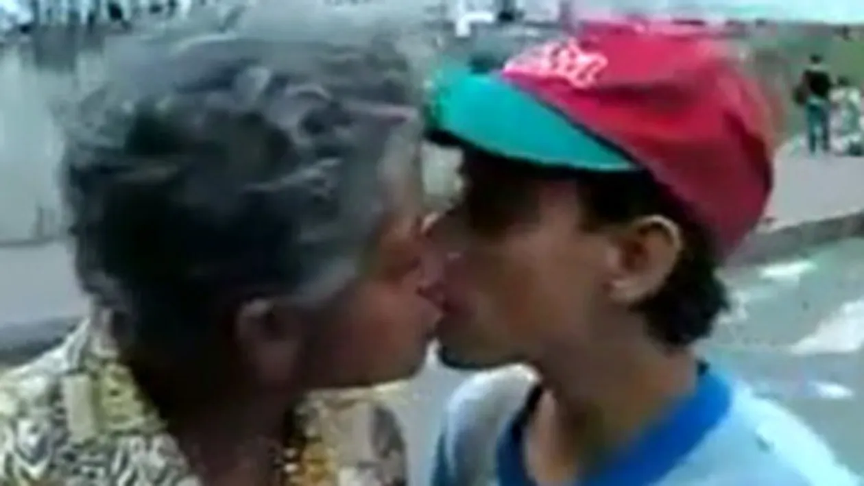 VIDEO Nimic nu-i mai frumos decat femeia, evident la varsta a treia! Baba asta se saruta de mama focului cu un pusti care ar putea sa-i fie stranepot!