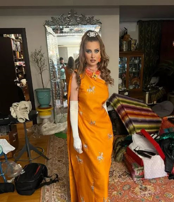 Cum arată casa de lux a Iuliei Albu? Şi-a făcut grădină exotică din banani şi măslini şi creşte melci africani. FOTO