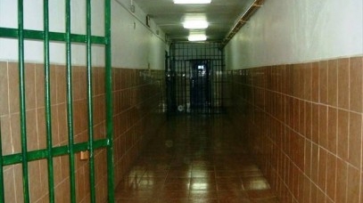 Naştere mai puţin obişnuită! O femeie a adus pe lume o fetiţă în toaleta unui penitenciar