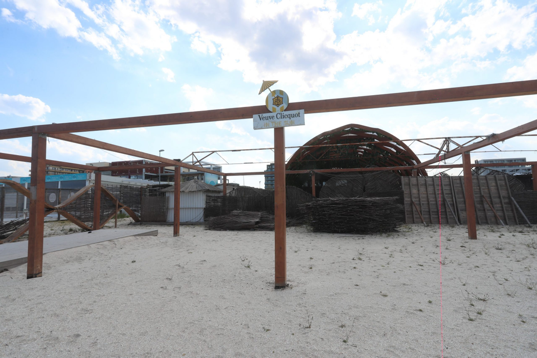 La mare, la soare… plajele sunt goale! Stațiunea Mamaia a ajuns de nerecunoscut. VIDEO
