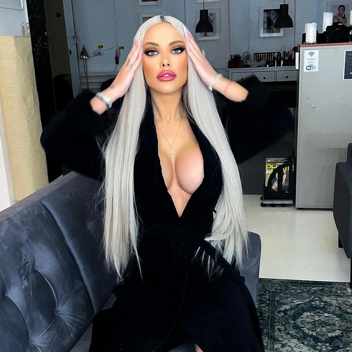 Loredana Chivu a fost la un pas să plătească cu propria viață pentru “tuning-ul” pe care și l-a făcut la posterior, conform dezvăluirilor făcute de o persoană din anturajul ei © Facebook