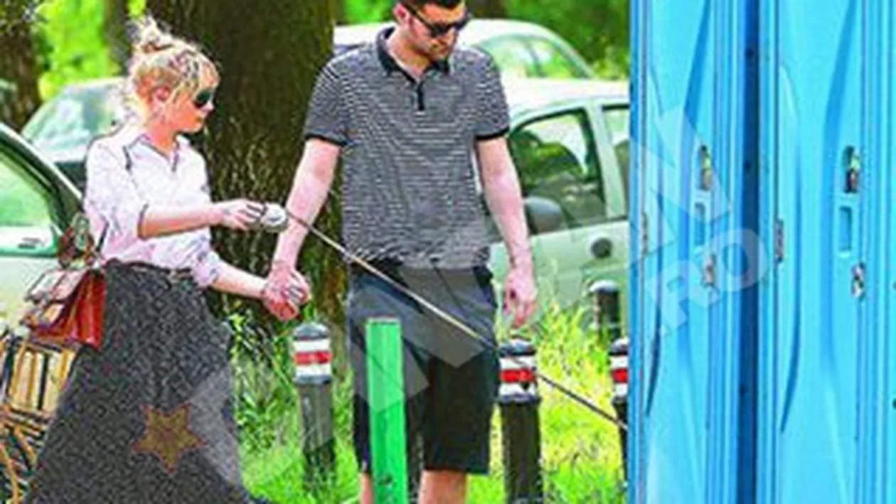 Cosoi si Smiley se mira de manierele catelului lor! Stiai ca poate face asta?!