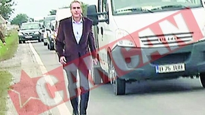 Petre Roman a mers pe jos cinci kilometri, pana la Bran