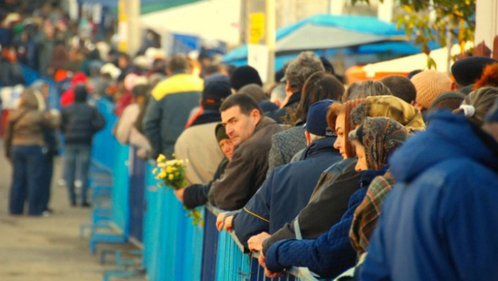 O familie din București împodobește cu flori, de 15 ani, catafalcul moaștelor Sfintei Parascheva