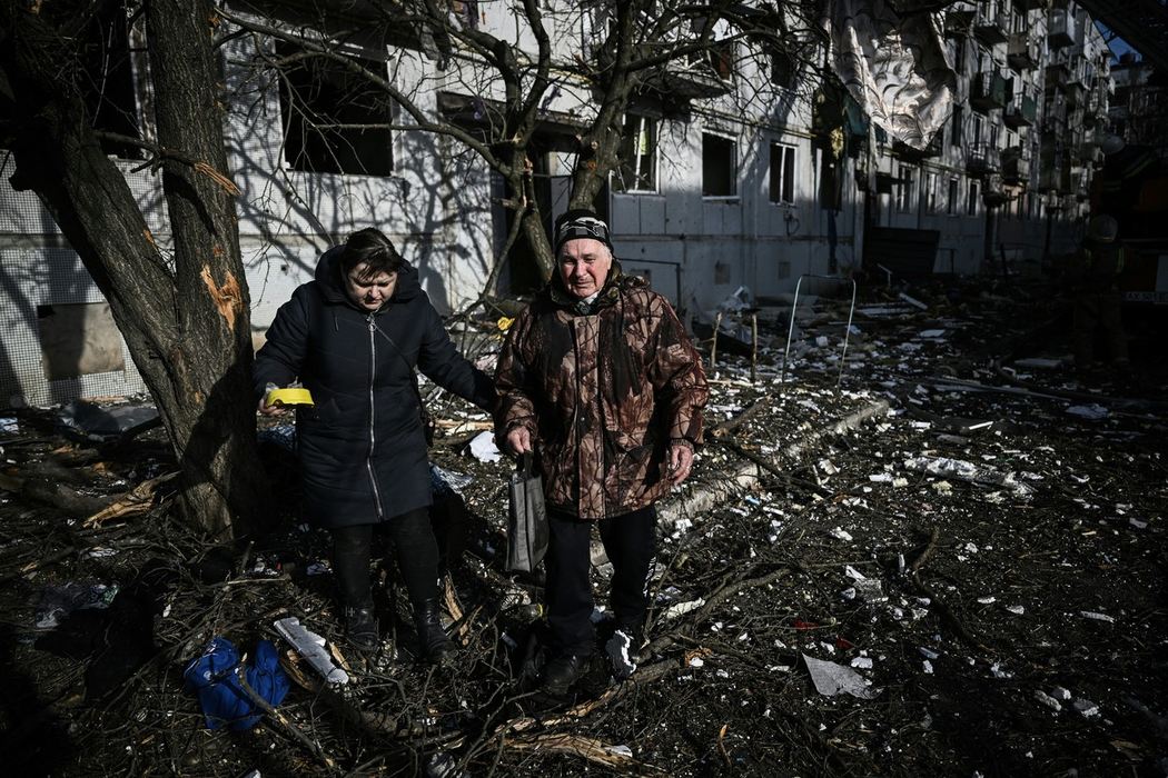 Ucraineni, găsindu-şi rudele fără viaţă, după bombardament. Sursa foto: Profimedia Images