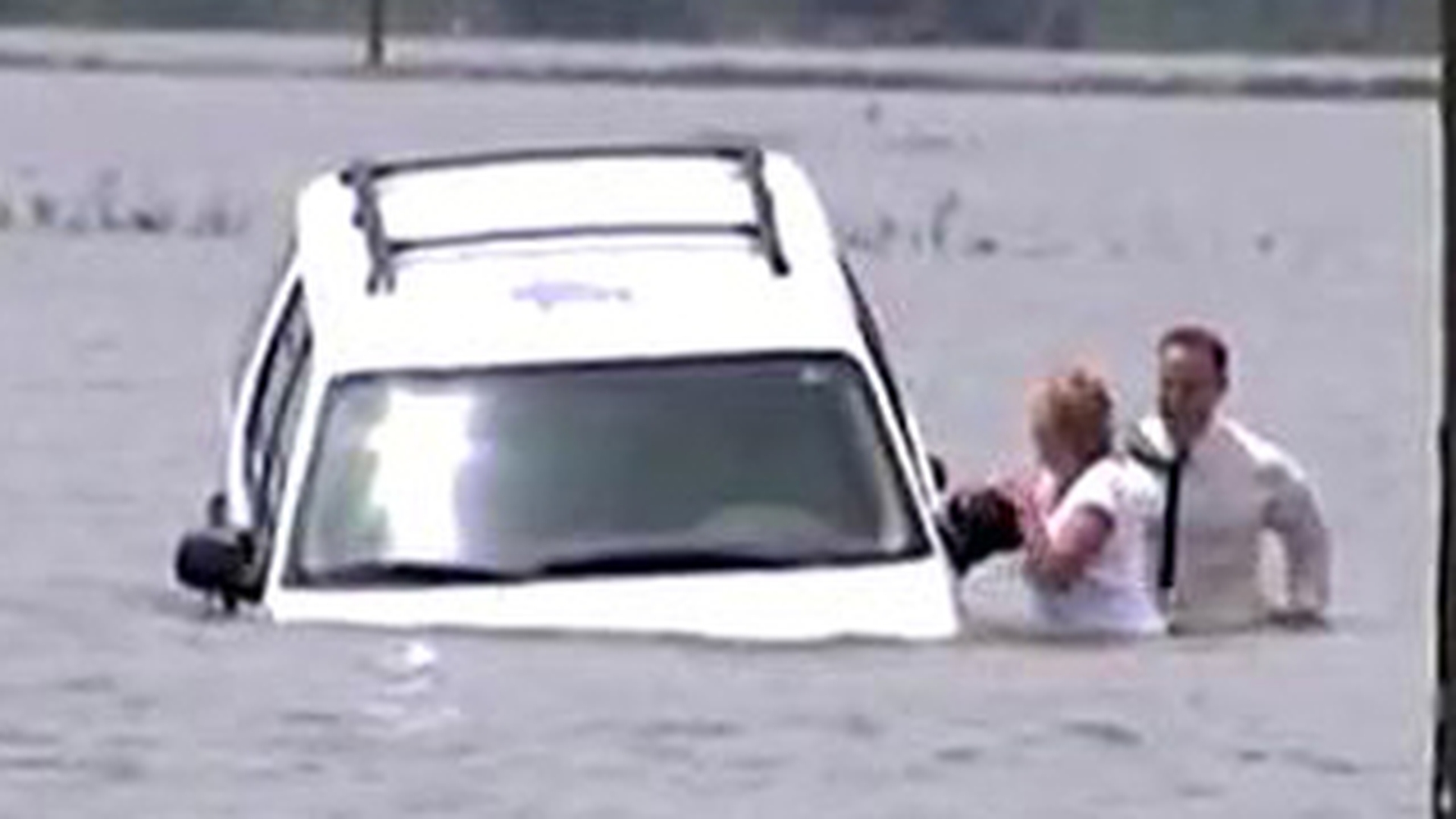 VIDEO Un reporter-erou a salvat o femeie din mijlocul viiturii