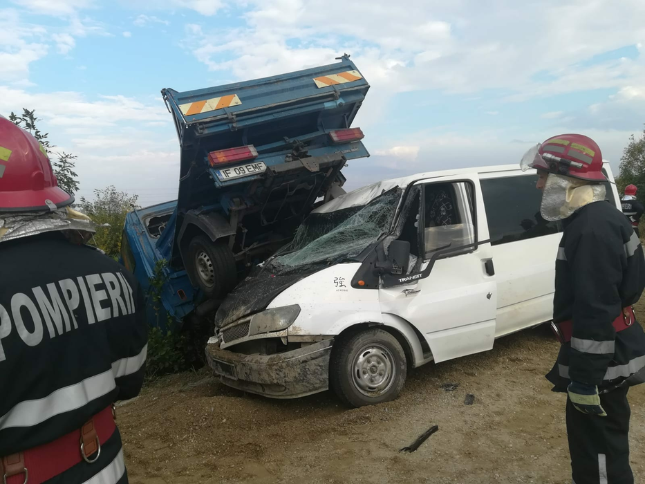 Accident grav în Dâmbovița! O basculantă cu nisip s-a ciocnit cu un microbuz