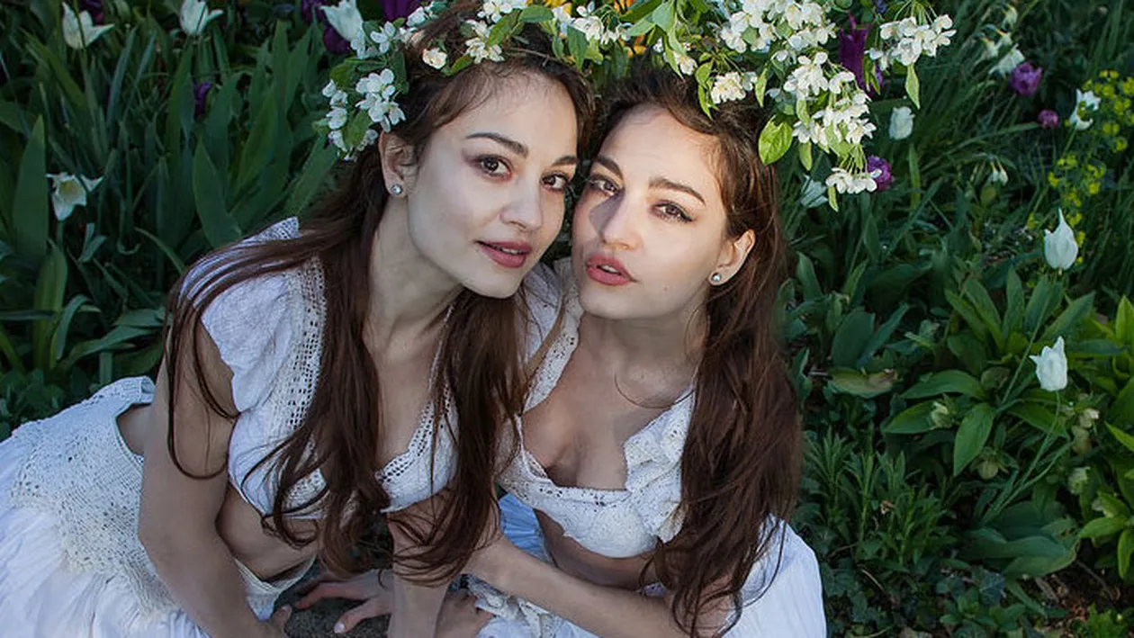 Le place naturale! La 29 de ani si departe de Romania, gemenele Indiggo au pozat fara machiaj. Ce zici de rezultat?