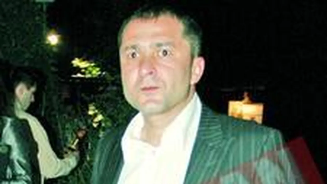 Il acuza pe Elan de abandon de familie