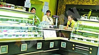 Mandate de arestare pentru prietenii talharului din cofetarie! Complici tradati de telefon