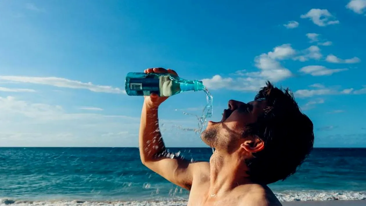 Ce se întâmplă în corpul tău dacă bei apă rece în timpul verii. Medicii trag un semnal de alarmă