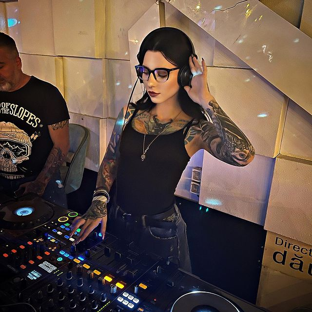 Cătălina, o asistentă sexy și nonconformistă