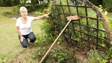 Viata i-a atarnat...de-o franghie! O bunicuta care a cazut intr-un put, salvata dupa 90 de minute