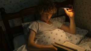 Noul trend viral de pe TikTok din iarna lui 2025: ce cărți a început Gen Z să răsfoiască la căldură, cuibăriți sub pilote și pături