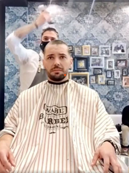 Un frizer, gest impresionant în fața unui client diagnosticat cu temutul cancer! Cum a reacționat bărbatul când a văzut că bărbierul se tunde la zero | VIDEO