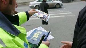 Un tânăr de 20 de ani a încercat să mituiască un polițist cu 900 lei, după ce a condus fără permis