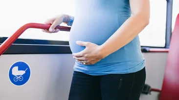 Un bărbat nu a vrut să-i cedeze locul în autobuz unei femei însărcinate. Cum și-a motivat decizia