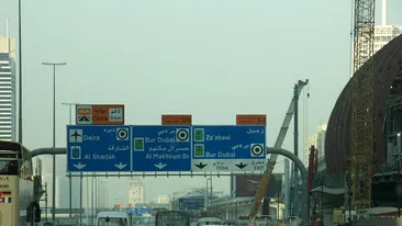 Cum reușesc turiștii să scape din Dubai. Drumul de 4 ore și jumătate cu maşina care le deschide accesul spre Europa