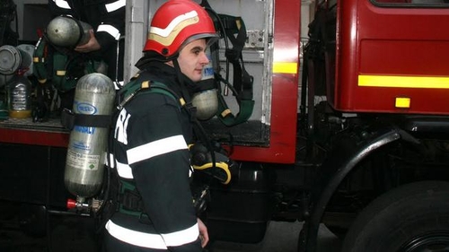 Ei au grija ca noi sa petrecem linistiti de Revelion! Cine lucreaza in Noaptea dintre Ani