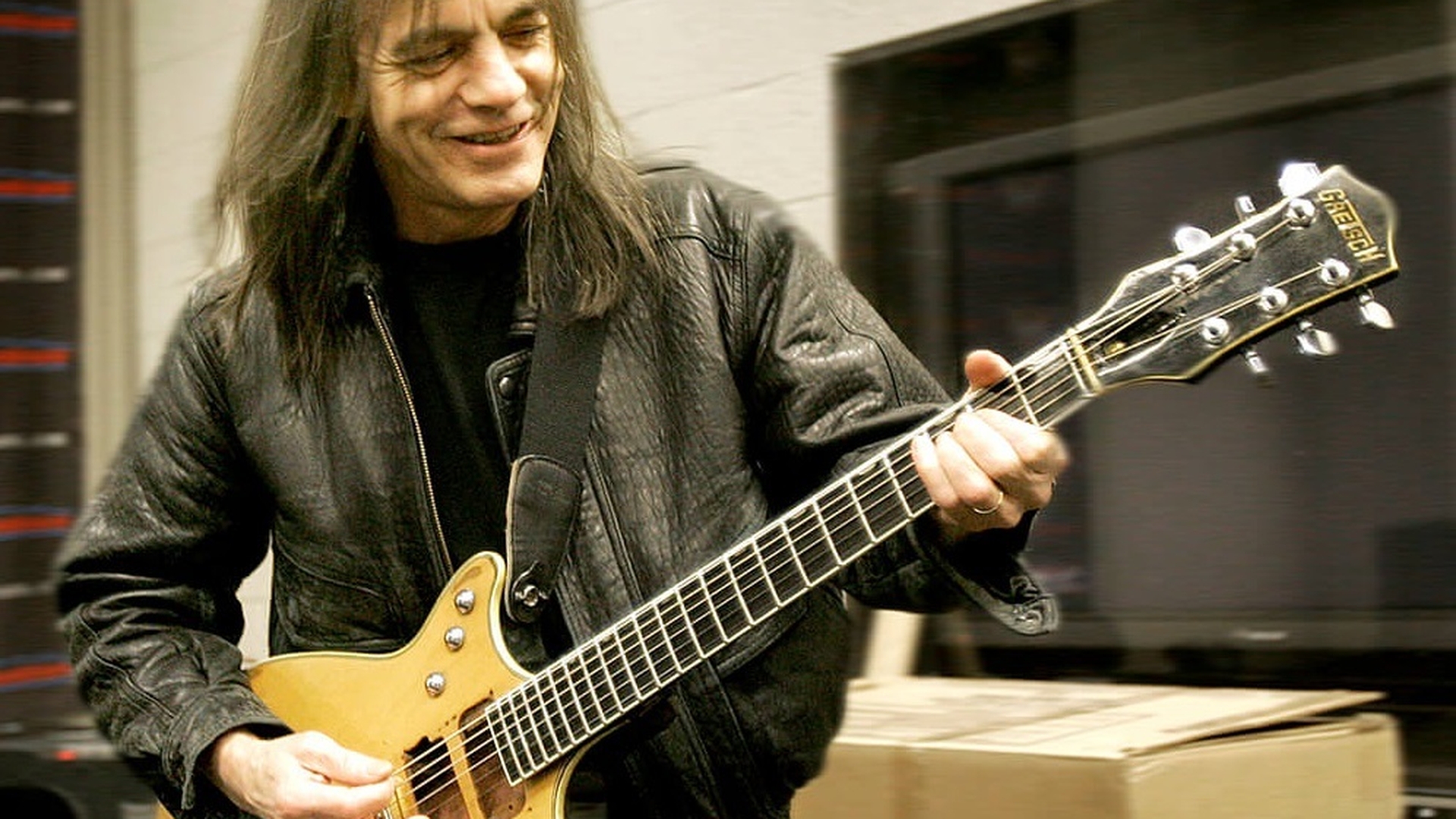 DOLIU în lumea muzicii! A murit Malcolm Young, fondator al trupei AC/DC