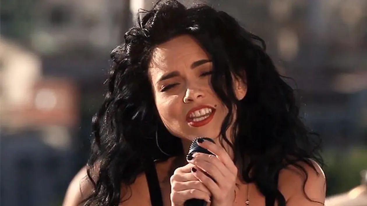 La lustra te poti uita, dar la ea, ba! Inna s-a pozat COMPLET GOALA in pat