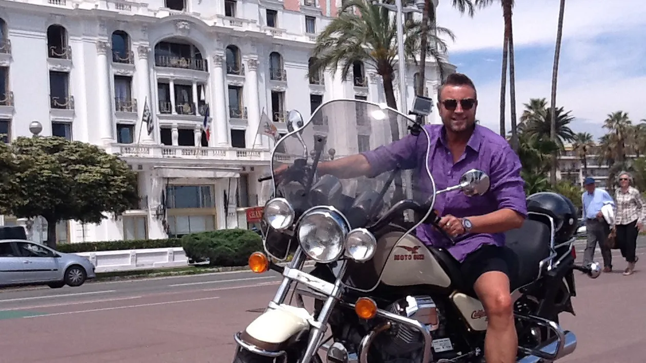 Viata de bastan! Botezatu se hidrateaza cu sampane scumpa si se distreaza alaturi de printi si celebritati la Monaco!