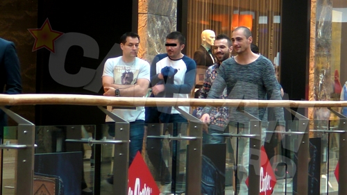 Actorul Vladimir Draghia a cascat gura prin mall! Nu a facut-o singur, ci impreuna cu doi prieteni!