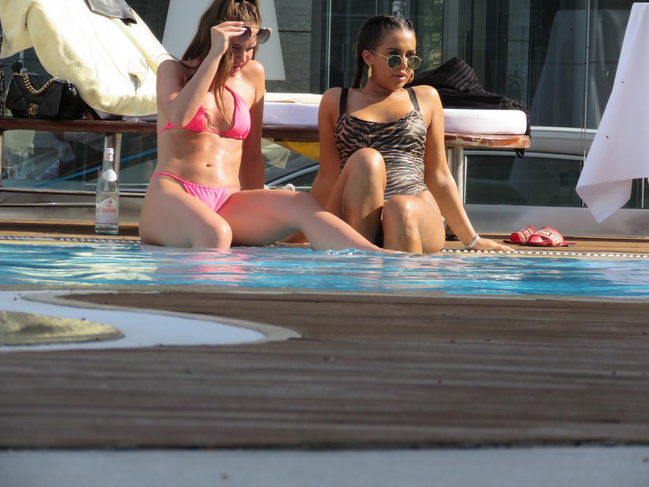 Adra Volos, de la Puterea Dragostei, la piscină, în Mamaia, alături de o prietenă