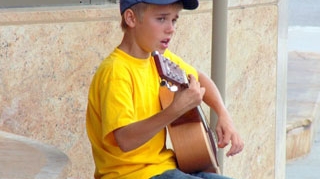 Uite-l pe Justin Bieber pe vremea cand era pe strazi cu chitara pentru a face un ban!