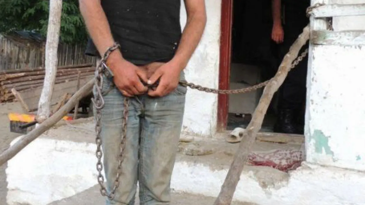 Mărturia crâncenă a unui copil-sclav ţinut prizonier la Berevoeşti: „Mă ardeau cu vătraiul şi-mi puneau ulei pe rană“